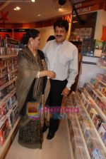 Udit Narayan launch Mahatma CD launch in Reliance Trends on 8th Dec 2010 (6).JPG